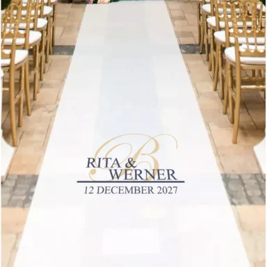 Witte ceremonie loper met grote initiaal in warme Fair tint en zwarte namen