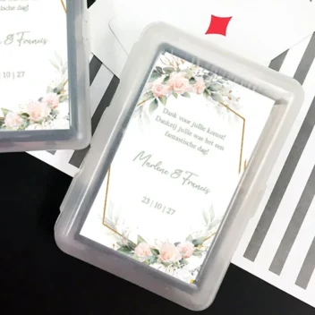 Set speelkaarten in transparant doosje met witte sticker