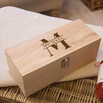 Houten whiskey geschenkkist met gegraveerd signature monogram en naam