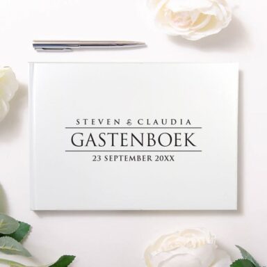 Elegant zwart hardcover gastenboek met gepersonaliseerde tekst op de voorkant