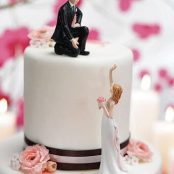 Bride Reaching for her Groom taarttopper