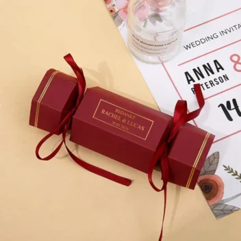 Luxe bordeaux geschenkdoosje in toffee-vorm met gouden randafwerking