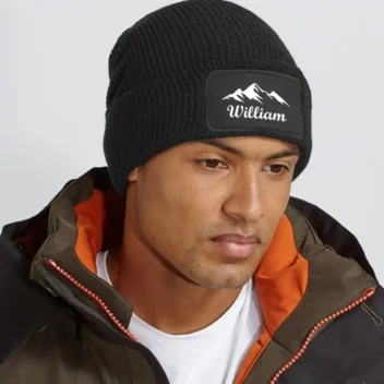 Zwarte gepersonaliseerde Adventure Beanie met bergprint en naam