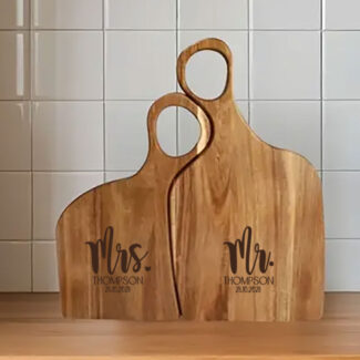 Acacia houten snijplank set Mr en Mrs Thompson gegraveerd met trouwdatum 28.10.2028