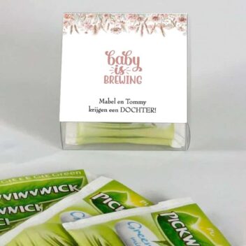 Transparant doosje met dusty pink Wildflowers Baby is Brewing sticker voor babyshower bedankje