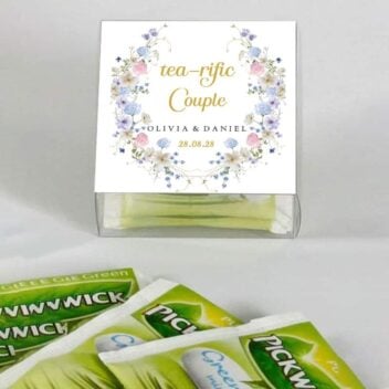Transparant thee doosje met witte sticker, bloemenframe in blauw, roze en lila, Tea-rific Couple tekst in goud