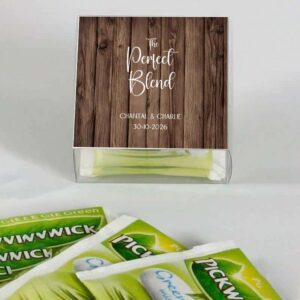 Transparant thee doosje met houtprint sticker en witte tekst, personaliseerbaar bedankje voor bruiloft