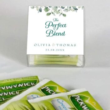Transparant doosje met witte sticker, eucalyptus decoratie en The Perfect Blend tekst in groen voor bruiloft bedankje