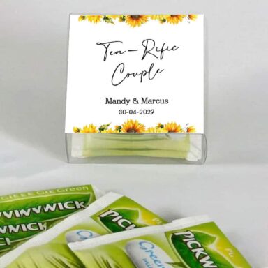 Transparant doosje met witte sticker, zonnebloemen borders en Tea-rific Couple tekst voor bruiloft bedankje