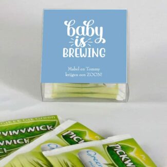 Transparant doosje met blauwe Baby is Brewing sticker voor geboorte bedankje