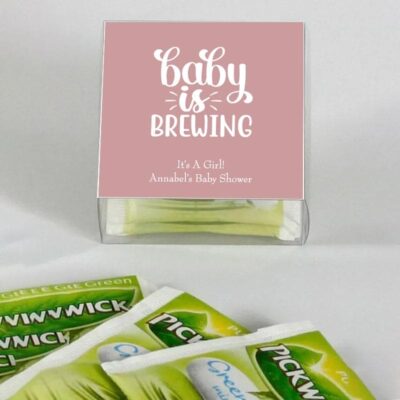 Transparant doosje met roze Baby is Brewing sticker voor geboorte bedankje
