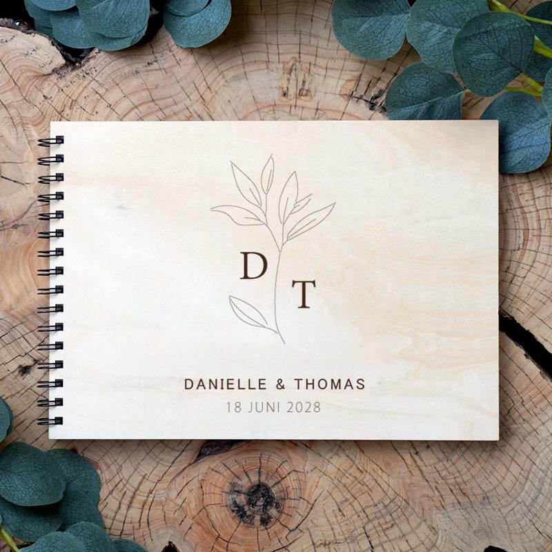Houten Gastenboek | Eucalyptus Design Houten Gastenboek met Eucalyptus gravering voor bruiloften
