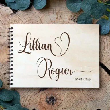Houten gastenboek met gegraveerde namen in Lovely Modern Script lettertype en decoratief hartje