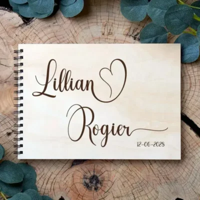 Houten gastenboek met gegraveerde namen in Lovely Modern Script lettertype en decoratief hartje