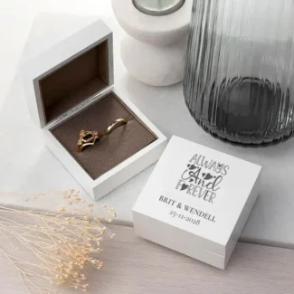 Wit houten ringen doosje Always and Forever met namen en trouwdatum gravure