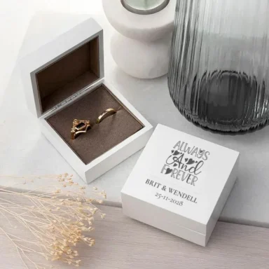 Wit houten ringendoosje met romantische 'Always & Forever' gravure