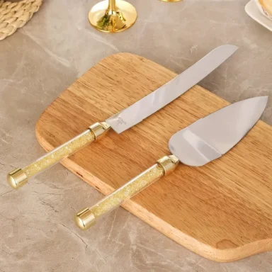 Luxe bruidstaart mes en schep set met gouden handgrepen ingelegd met sprankelende kristallen