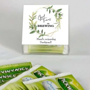 Transparant thee doosje met witte vinyl sticker, gouden eucalyptus frame en zwarte tekst Good Times are Brewing voor diverse gelegenheden