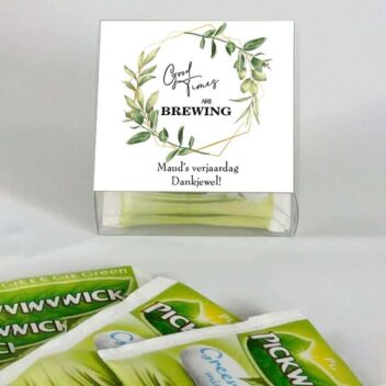 Transparant thee doosje met witte vinyl sticker, gouden eucalyptus frame en zwarte tekst Good Times are Brewing voor diverse gelegenheden