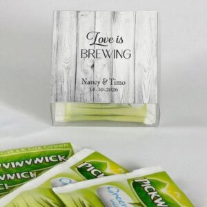 Transparant thee doosje met vinyl sticker in grijs houtprint, zwarte tekst Love is Brewing en ruimte voor twee regels eigen tekst