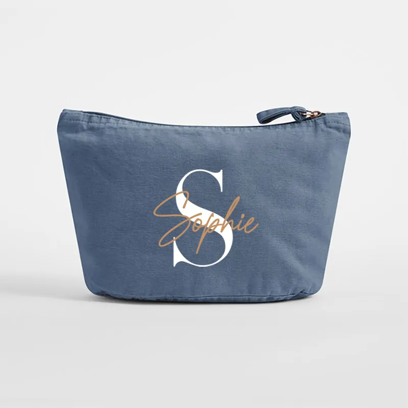 Gepersonaliseerde Toilettas met Naam in Vintage Denim Vintage toilettas in denim blue met gepersonaliseerde naam en initiaal