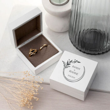 Gepersonaliseerd wit houten ring doosje met botanical design en namen voor bruiloft