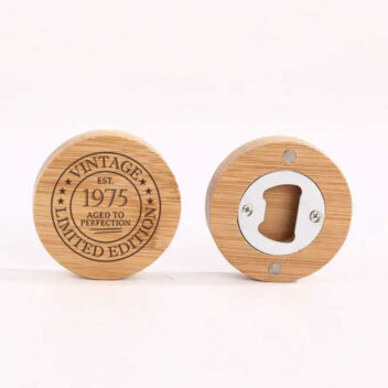 Vintage Bedankje Verjaardag – Bamboe Flesopener met Gravure est. jaartal