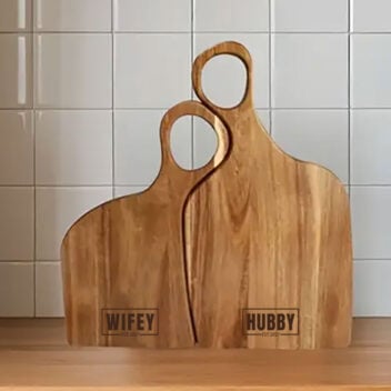 Gepersonaliseerde acacia houten snijplank set Hubby en Wifey met EST trouwjaar