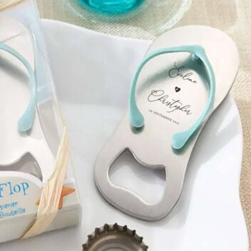 Beach slipper flesopener bedankje met namen en datum gravure in scriptfont, blauw rubber