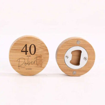 Luxe bamboe flesopener gepersonaliseerd met leeftijd, naam & datum.
