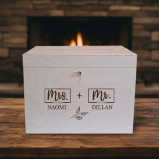 Houten enveloppendoos voor bruiloft met 'Mr & Mrs' en 'Est. 2025' gravure, inclusief metalen slotje en sleutel