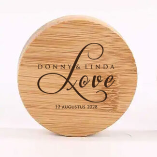 Bamboe flesopener bruiloft bedankje met Love gravure, namen en datum in scriptfont
