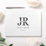 Gastenboek Modern Split Monogram met Initialen en Achternaam voor Bruiloft