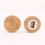Bamboe flesopener gepersonaliseerd met initialen en eucalyptus design, voorkant