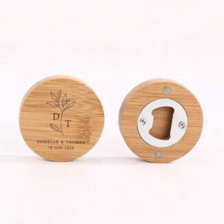 Bamboe flesopener gepersonaliseerd met initialen en eucalyptus design, voorkant