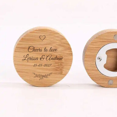 Good Vibes bamboe flesopener met persoonlijke gravure, hartje en eucalyptus design, perfect als uniek bedankje voor bruiloften en feesten.