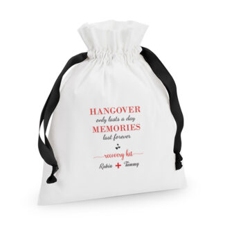 Gepersonaliseerde Hangover Recovery Kit Zakjes in zwart met rode tekst en hartjes als feest bedankje