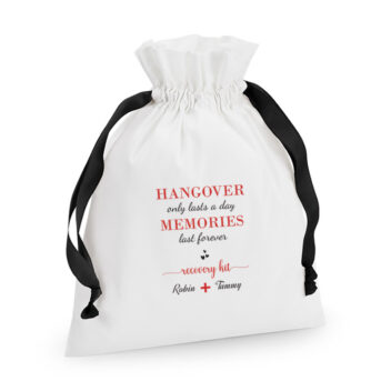 Gepersonaliseerde Hangover Recovery Kit Zakjes in zwart met rode tekst en hartjes als feest bedankje