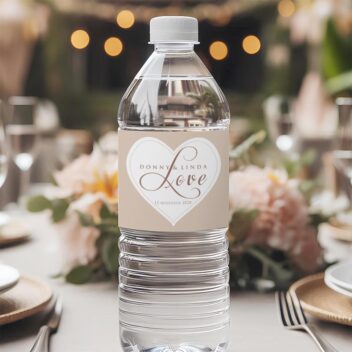 Love Etiket op flesje in Sand Dollar en Mocha Mousse voor bruiloften