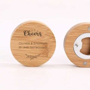 Magnetische bamboe flesopener met Cheers gravure, persoonlijke tekst en botanisch design, perfect als uniek bedankje voor feesten en bruiloften.