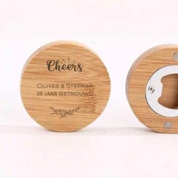 Magnetische bamboe flesopener met Cheers gravure, persoonlijke tekst en botanisch design, perfect als uniek bedankje voor feesten en bruiloften.