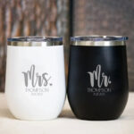 Mr & Mrs Gegraveerde Bekers Set in Zwart en Wit voor Bruiloft
