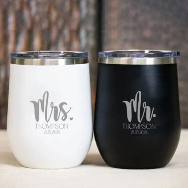 Mr & Mrs Gegraveerde Bekers Set in Zwart en Wit voor Bruiloft