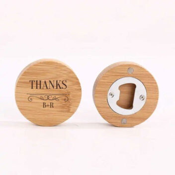 Persoonlijke bamboe flesopener met swirl design en eigen tekst, perfect als uniek bedankje voor bruiloften en feesten.