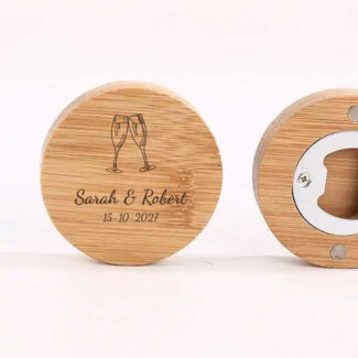 Bamboe flesopener bedankje met champagneglazen gravure en namen, voorkant