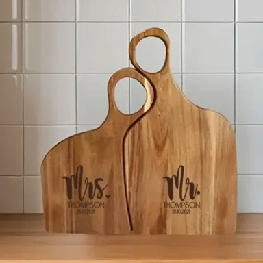 Set van twee acacia houten snijplanken die in elkaar passen, gegraveerd met Mr & Mrs en persoonlijke tekst