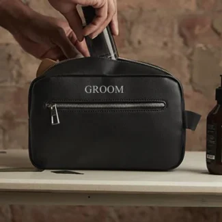 Luxe toilettas heren zwart gepersonaliseerd met tekst Groom cadeau getuige