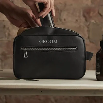 Luxe toilettas heren zwart gepersonaliseerd met tekst Groom cadeau getuige