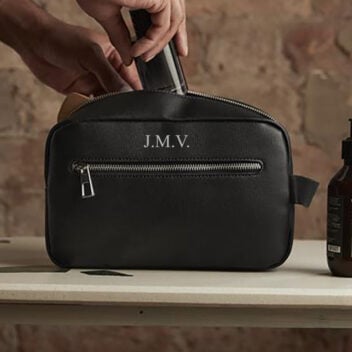 Luxe toilettas heren zwart faux leer gepersonaliseerd met monogram initialen