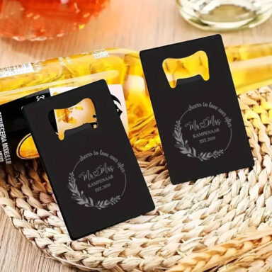Mr & Mrs Wreath Flesopener Zwart Staal als Romantisch Liefdesaandenken Trouwcadeautje